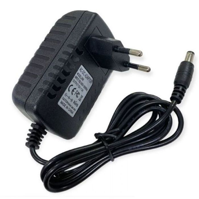 Chargeur Pour Alimentation - Tension: 12V - Ampérage: 2A - Conçue pour alimenter les appareils en 12V - Possède une protection contre les surtensions et les court-circuits pour empêcher tout dommage - Couleur: Noir