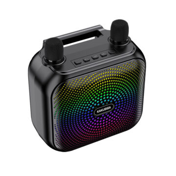 Le KAKUSIGA Haut-parleur sans fil Lanterne magique 8 pouces est un appareil multifonction conçu pour combiner son, lumière et divertissement dans un seul produit compact et portable. Il s’agit d’un haut-parleur sans fil de 8 pouces équipé d’une batterie au lithium de grande capacité, offrant une autonomie prolongée pour les fêtes, les sorties ou une utilisation à domicile sans interruption. Ce modèle intègre une fonction lanterne lumineuse “magique”, qui crée des effets d’éclairage décoratifs, idéal pour les soirées, le camping ou l’ambiance d’une pièce. Il est également livré avec deux microphones sans fil, permettant le karaoké ou les animations à deux personnes, ce qui en fait un excellent choix pour les fêtes familiales ou entre amis. Grâce à sa connectivité sans fil, il peut se connecter facilement à un smartphone ou d’autres appareils compatibles pour diffuser de la musique rapidement et simplement. En résumé, c’est un haut-parleur portable tout-en-un combinant musique, éclairage et karaoké, pensé pour le divertissement en intérieur comme en extérieur.